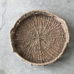 Round woven tray