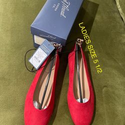 New Ladies Blanca Ballet Flats Universal Thread Red Size 5.5 (Nuevo ).  NO TRADES.       NO SHIPPING.                    (EAST PALMDALE)