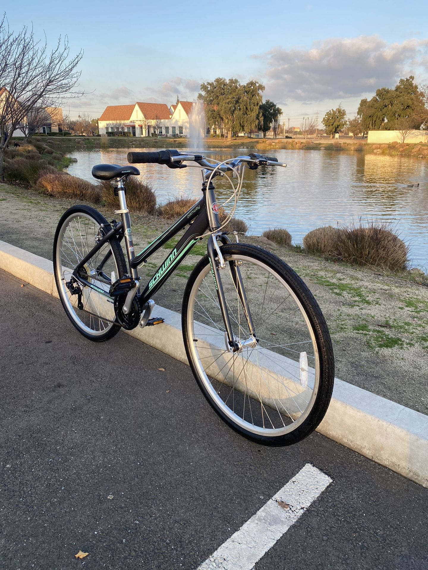 Schwinn Pathway Multi Use Bike 700c wheels for Sale in Elk Grove