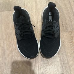 Women’s Adidas Ultraboost Tennis Shoe Size 7.5
