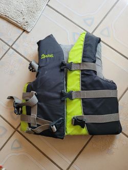 YOUTH LIFE VEST fits chest 26" to 29" and 50 to 90 lbs, USED ONCE