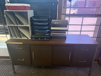 Office table with organizers, binders and o accessories that all come with it