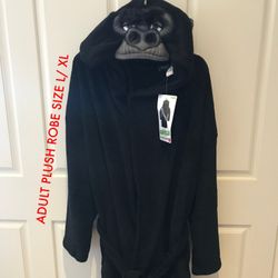 New PLUSH ROBE ADULT SIZE L / XL.  (Nuevo).                NO TRADES.           NO SHIPPING      $15 FIRM.                              (East Palmdale