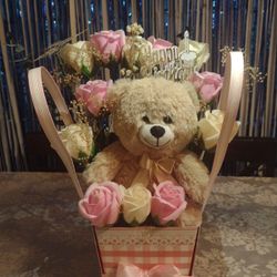 Canasta Con Osito De Peluche Y 12 Rosas De Jabon Decorativo .