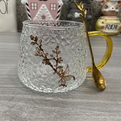 HAMMERED GLASSWARE WITH BUTTERFLY AND FLORAL DETAIL AND GOLD TONE SPOON