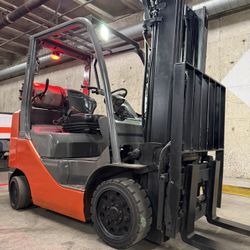 TOYOTA M8 forklift , latest model 5500 lb, 3 stage, side shift , fork positioner  
