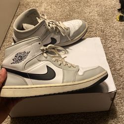 Random Jordan 1 Mid