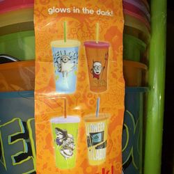 New. 4ct Glow Cups w/lids And Straws. Minions