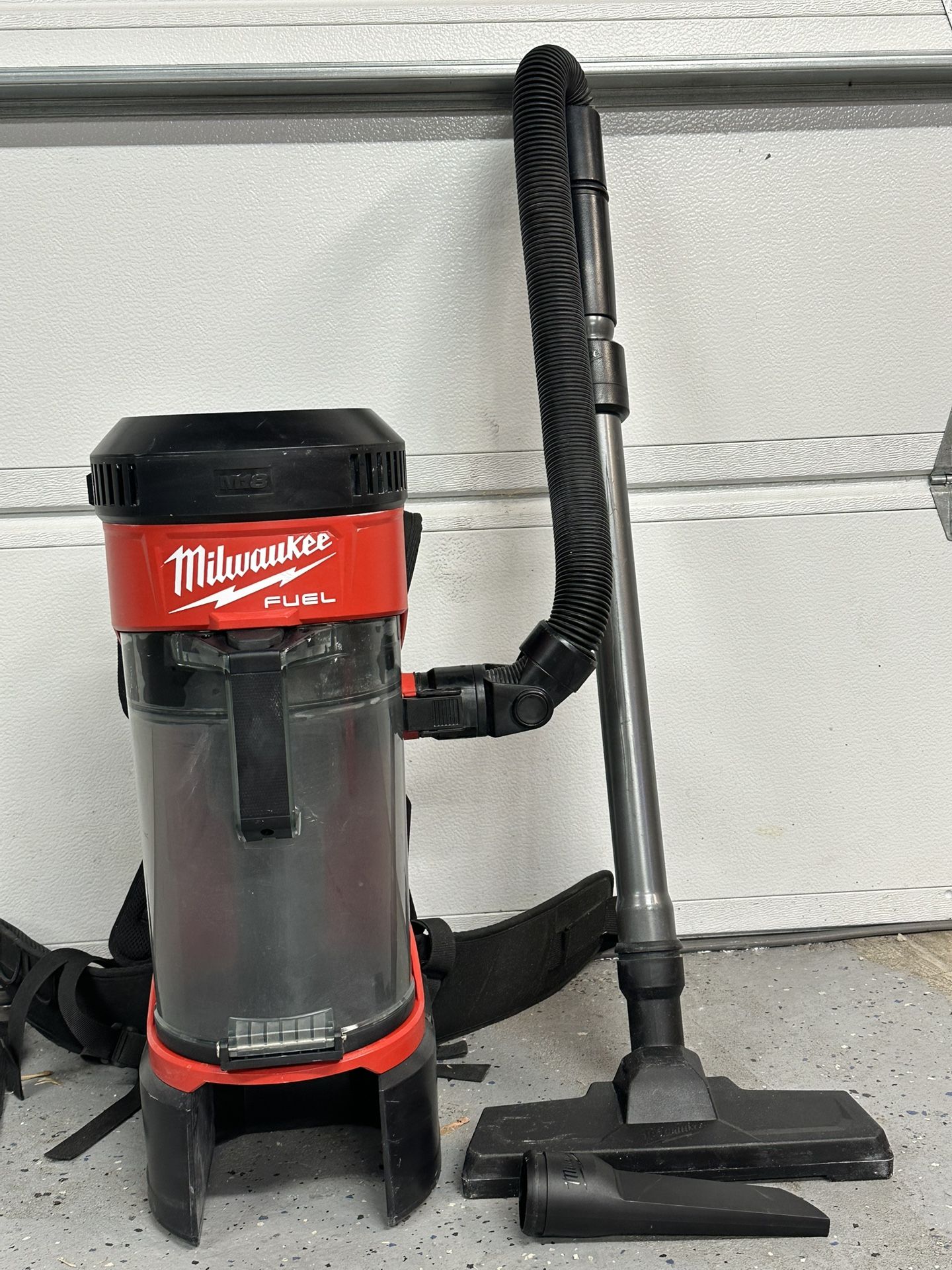 Milwaukee M18 Fuel 1 gal Cordless Backpack Vacuum 1 V