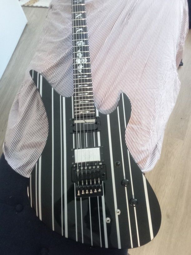 Schetcher Guitar C8 Black And Silver Stripes
