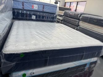KING SIZE STEARNS & FOSTER KIRKLAND PILLOW TOP MATTRESS & BOX SPRINGS BED SET