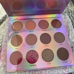 NEW THE BEAUTY CROP DAWNGAZING EYESHADOW PALETTE $10!!