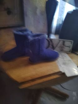 UgG bAiLeY bOw BlUe SuEdE bOoTs