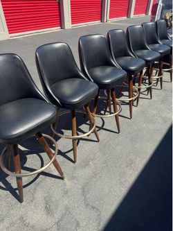 $50 each / $50 cada uno/30” T/  bar stools swivel good condition premium made / sillas para barra de piel buenas condiciones 30”