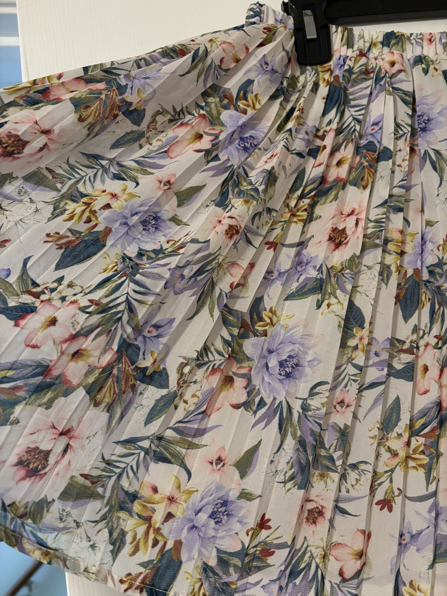 Forever 21 Floral Pleated Skirt Flowers White Cream Pink Green Blue