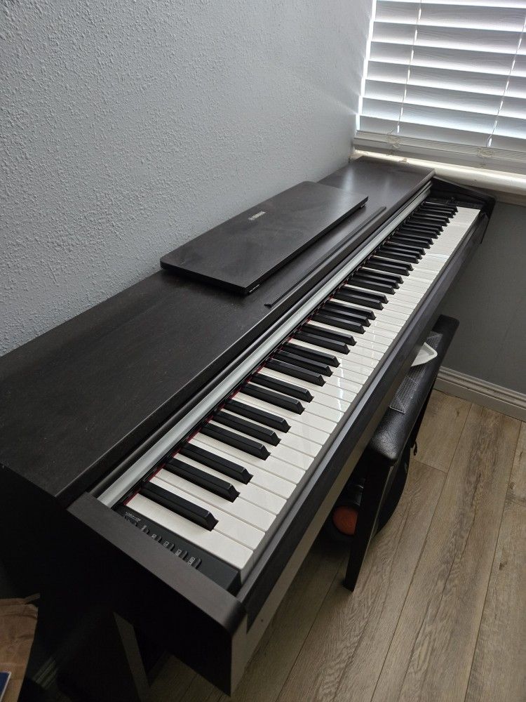 Like new. Piano synthethizer Yamaha Ariya YDP-142