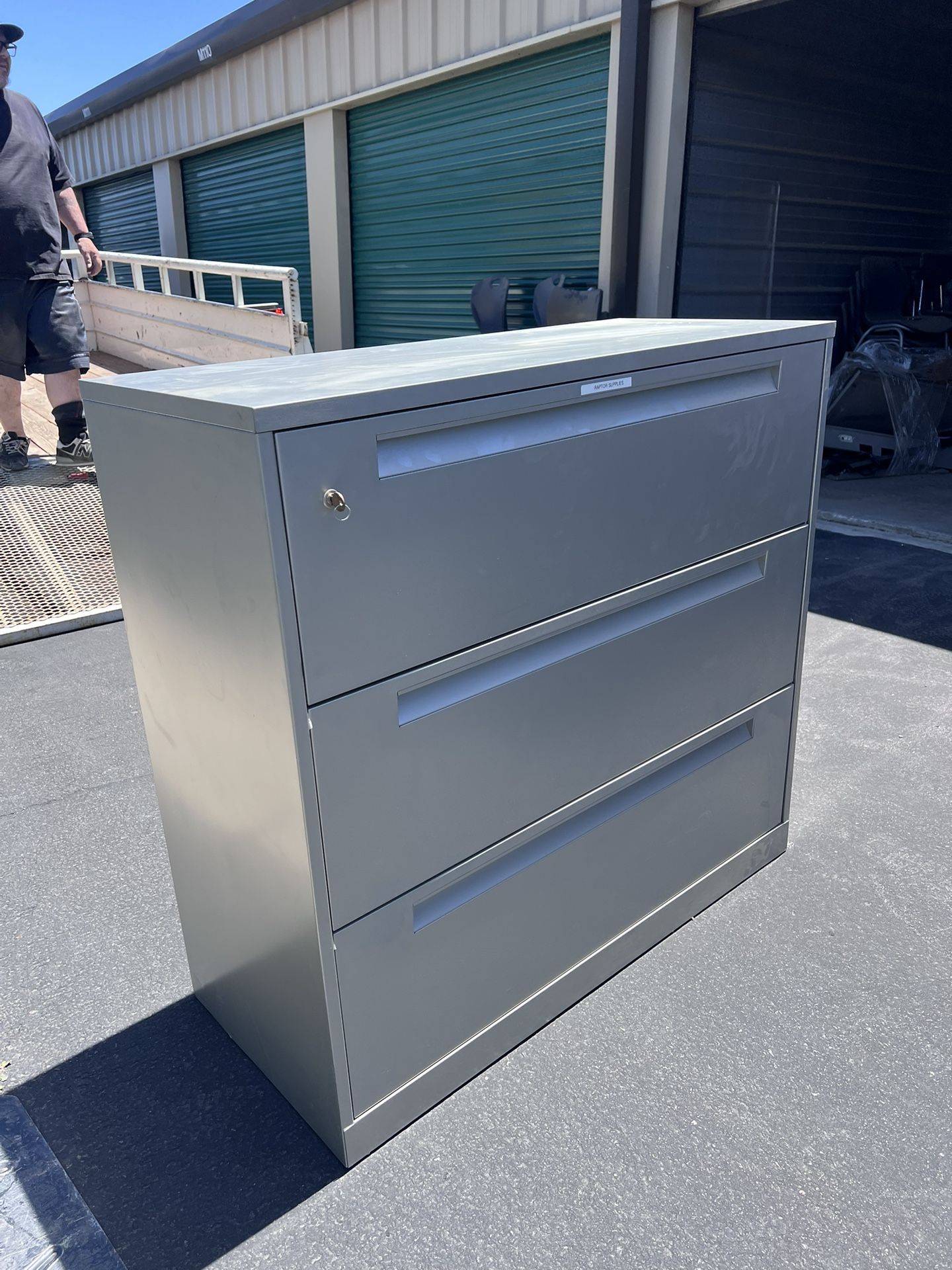 3-Drawer Lateral Fiking Cabinet W/ Lock & Key!