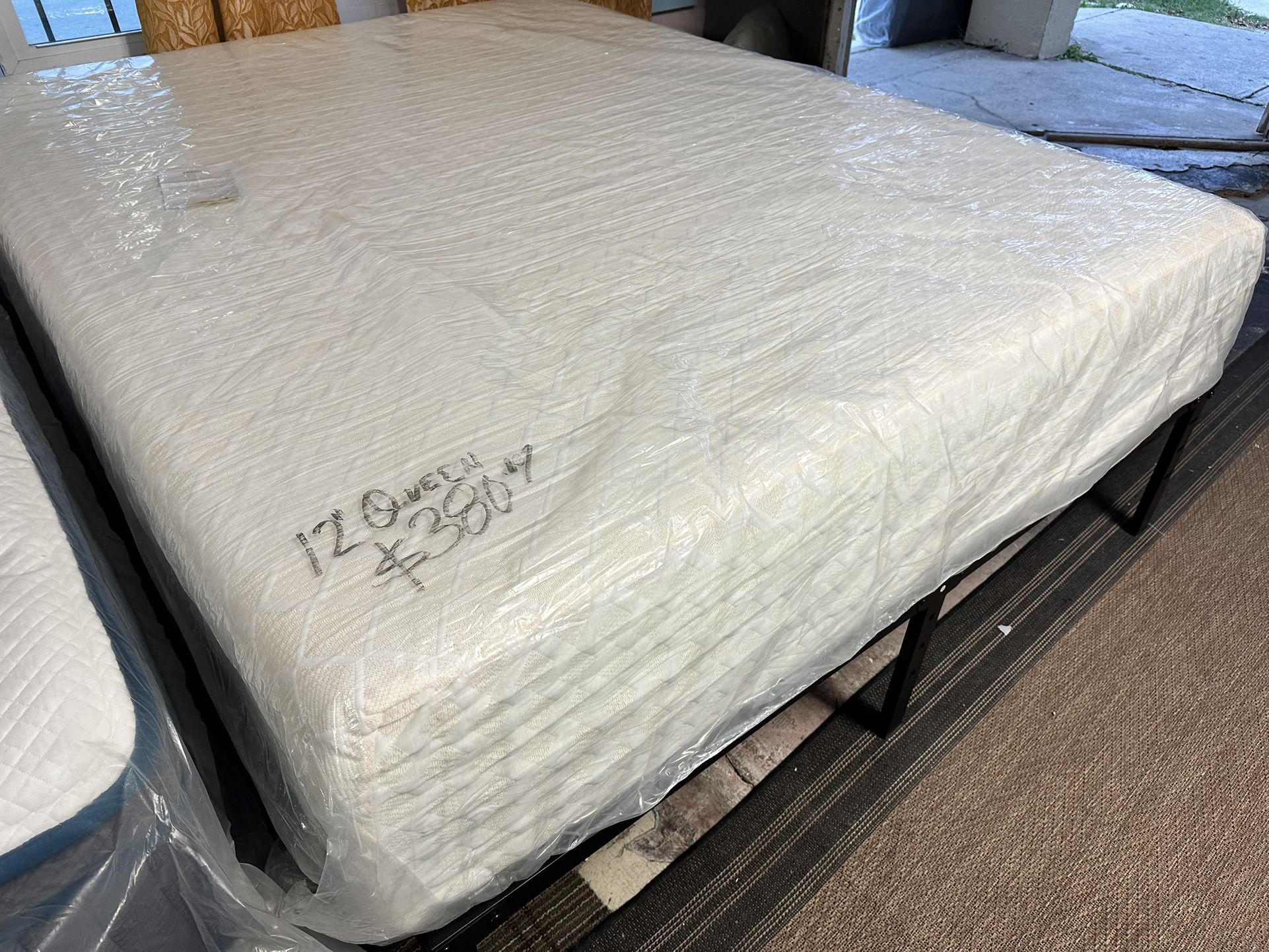 12” New Queen Memory Foam Mattress