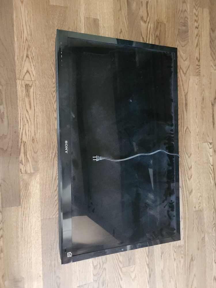 (ESTATE SALE) SONY FLATSCREEN TV For Sale With Wall Mount