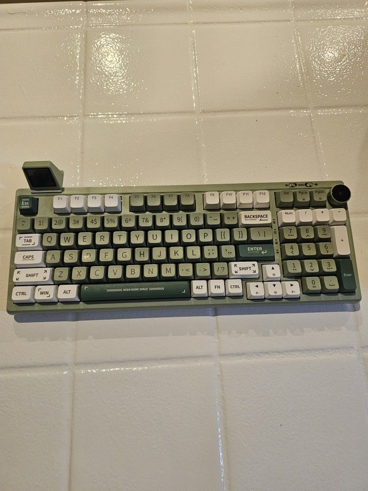 RT100 Tri-mode Keyboard With Smart Screen 