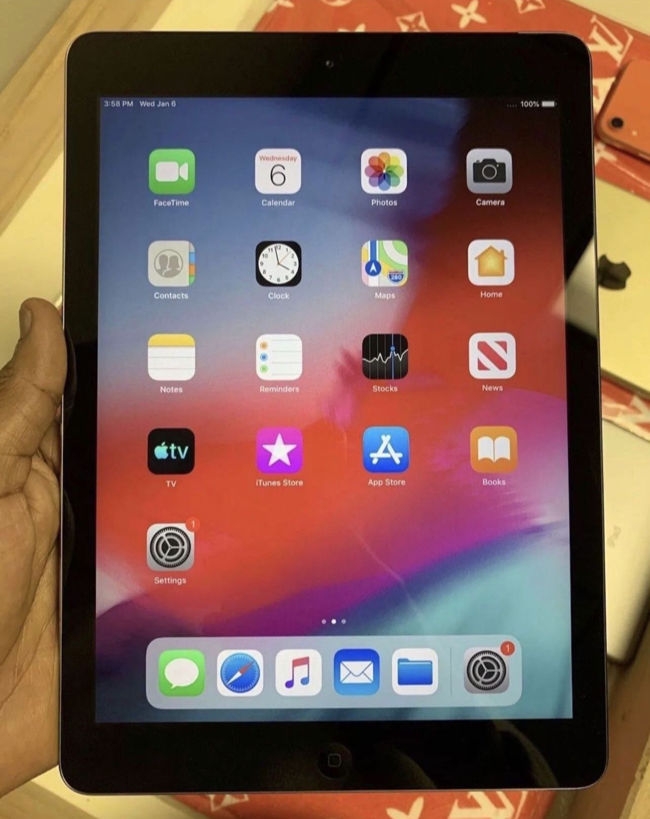 Apple iPad Air 32GB WiFi  9.7in Space Gray Excellent Condition FREE  $40 Dollars 💵💵💵 Case