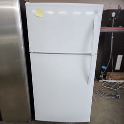 Kenmore 33in Wide Full Size 22cf Top Freezer Fridge 