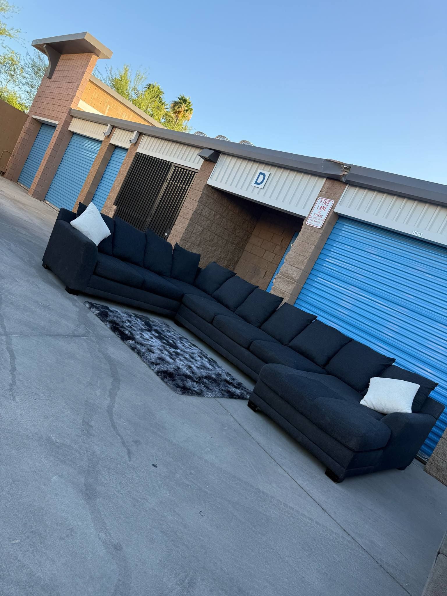 Couch L