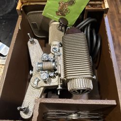 vintage Revere Model 85 8mm film projector  from the 1940s With Case 