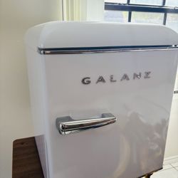 Galanz white retro mini fridge - 1.7 cu ft (please refer to sticker for specs)