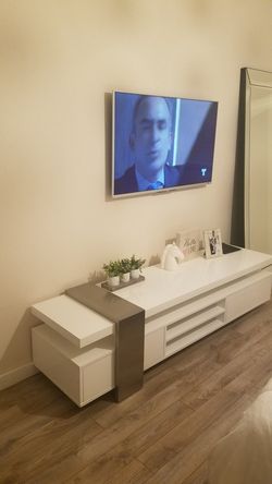Flat TV mount, entertainment center, Installations