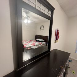 Dresser With Mirror
