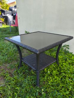 Patio outdoor side table  dark brown woven rattan design  tempered glass top