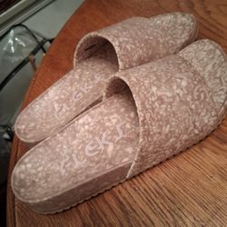 WOMEN'S SANDALS SIZE 8 IN PERFECT CONDITION $5 PICK UP IN SUN VALLEY 