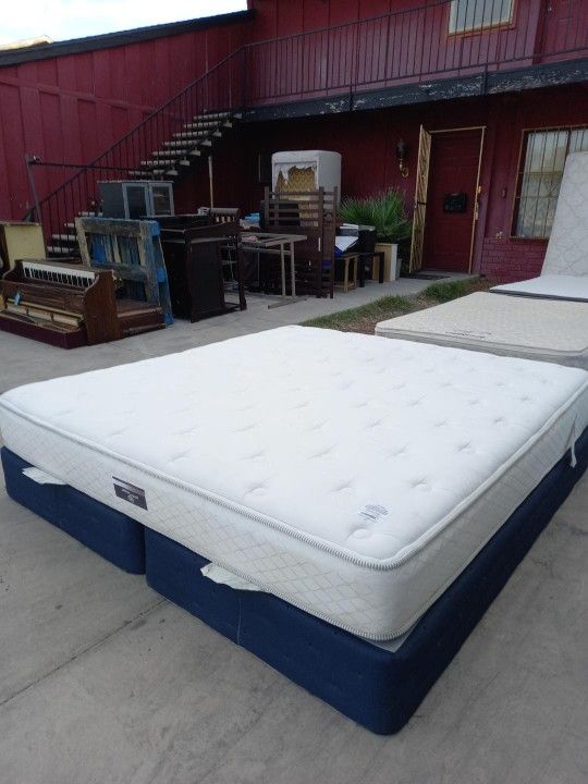 Nice Comfortable Quality King-size Mattress and Box spring (no metal bed frame))