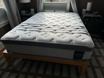 Like New Leesa Legend Chill Hybrid Pillow Top Queen Mattress