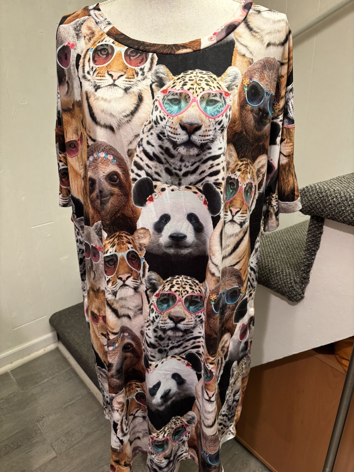 Adorable animal print tunic. XL
