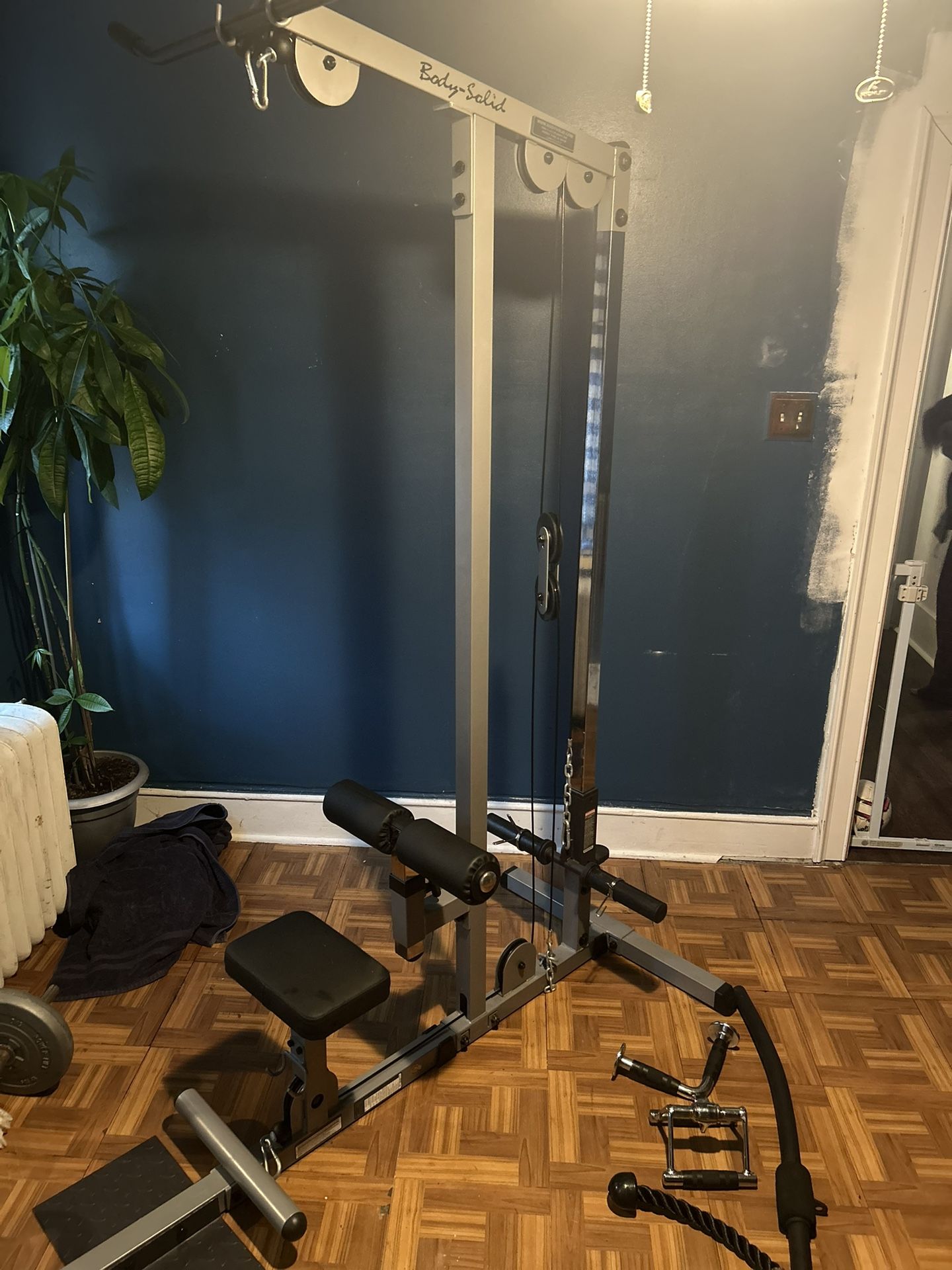 BODY SOLID LAT PULLDOWN MACHINE