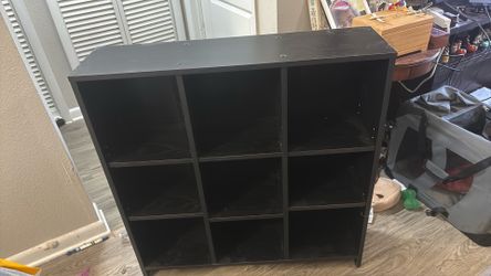 Bookcase with adjustable shelves