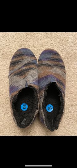 Toms Men’s Wool Lined Slippers. Size 10