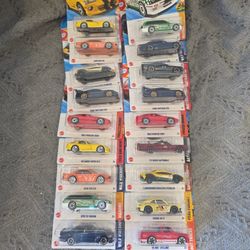 18 Hot Wheels 2025 Q Case 