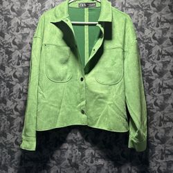 Green Zara Woman's Faux Suede Jacket Size S  The Green Zara Woman's Faux Suede Jacket in size S is a stylish and versatile addition to any woman's war