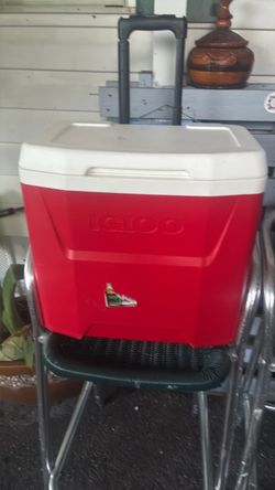 Igloo Rolling Cooler with Telescoping Handle