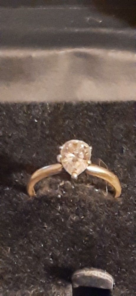 1 ct Pear-shaped Diamond Ring