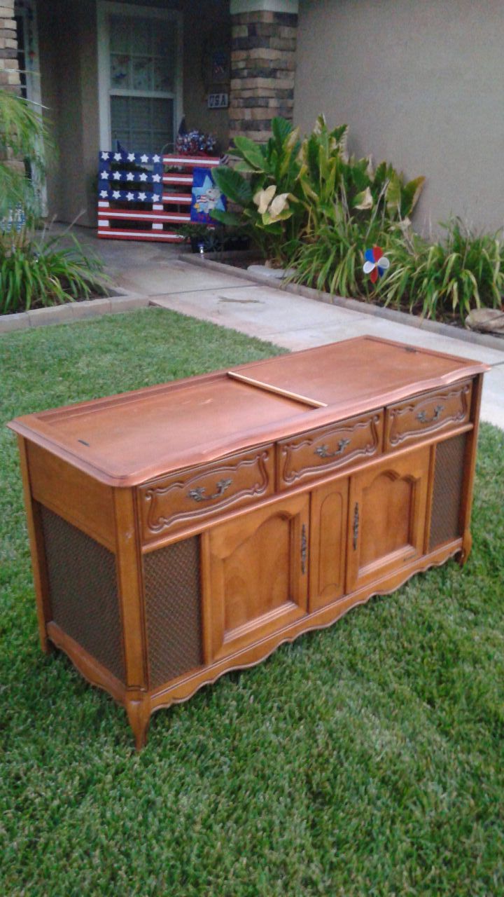 VINTAGE MAGNAVOX "ASTRO-SONIC" HI-FI STEREO & TURNTABLE CONSOLE