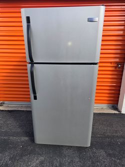 Frigidaire apartment fridge GE apartment fridge in good working condition and very clean ๐
๐Plugging in to see it's works ๐ฅถ
Measures are 66 1/2" h