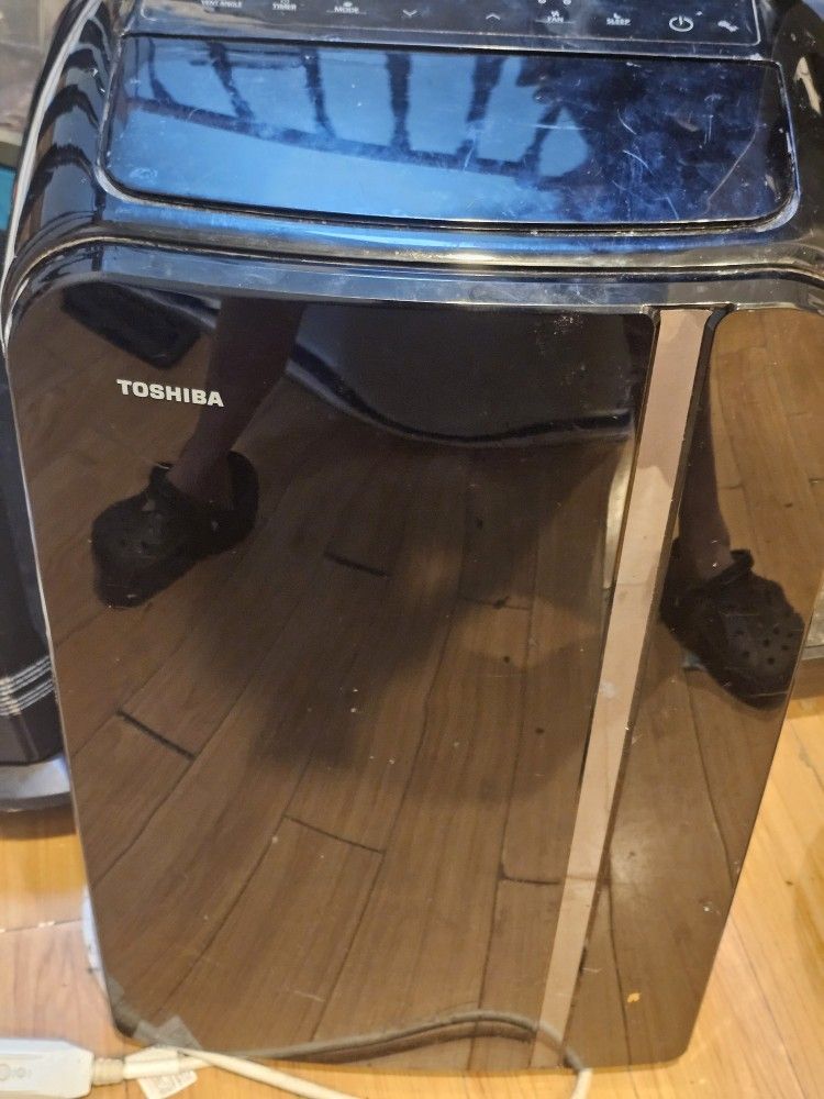Toshiba Portable Air Conditioner! 14,000 BTU