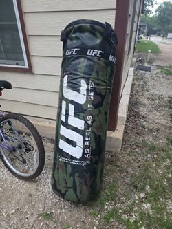 UFC PUNCH/KICK BAG, HAS CHAINS READY FOR YOU TO HANG