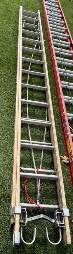 Green Bull 606232 is a commercial-grade, heavy-duty 32-foot fiberglass 2-section extension ladder