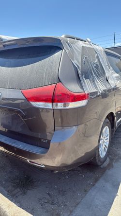 2011 sienna for parts