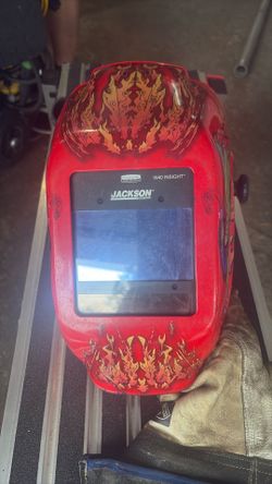 Welding helmet